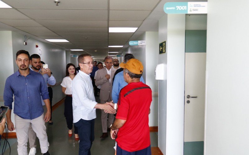 Equipe de Airton Souza também conversou com pacientes no Hospital Universitário de Canoas