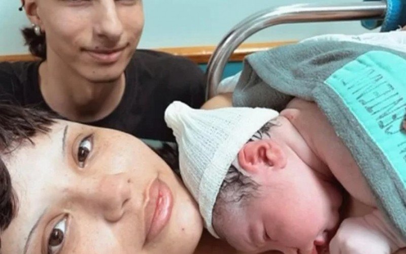 A menina Clarice, filha dos jovens Gabriela e Henrique, pesa pouco mais de 3 quilos