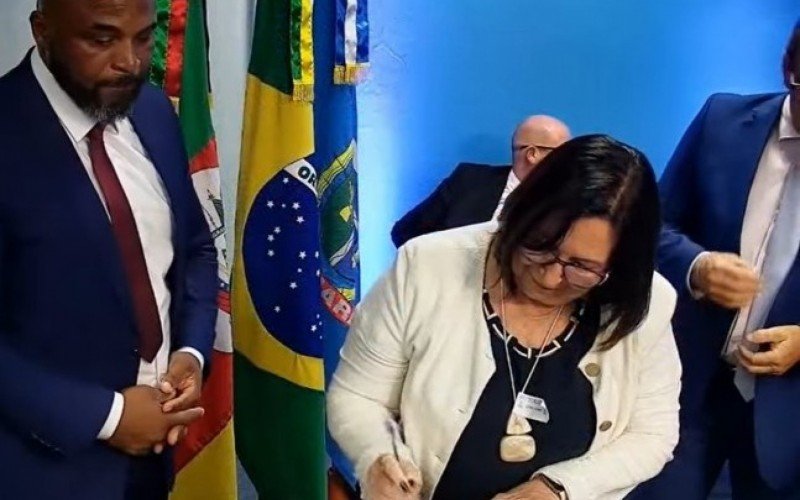 Professora Sirlei tomou posse  na noite de quarta-feira (1.º)