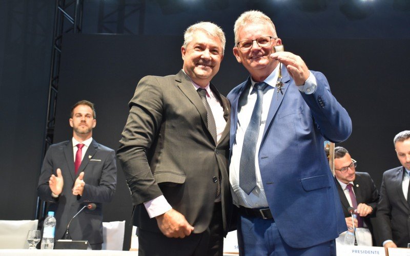 Ex-prefeito Darlei Wolf entrega as chaves da cidade para Daniel