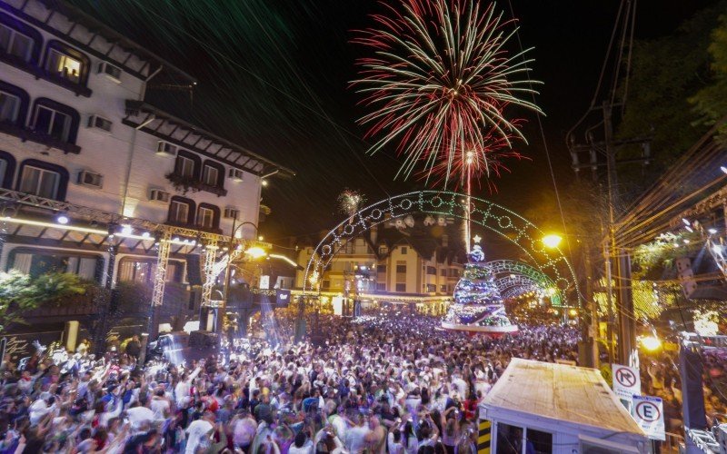 Multidão acompanhou programação da virada de ano no Centro de Gramado