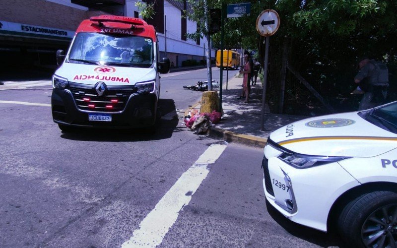 Ao colidir contra ônibus, motociclista acabou indo ao solo e sofrendo lesões | abc+