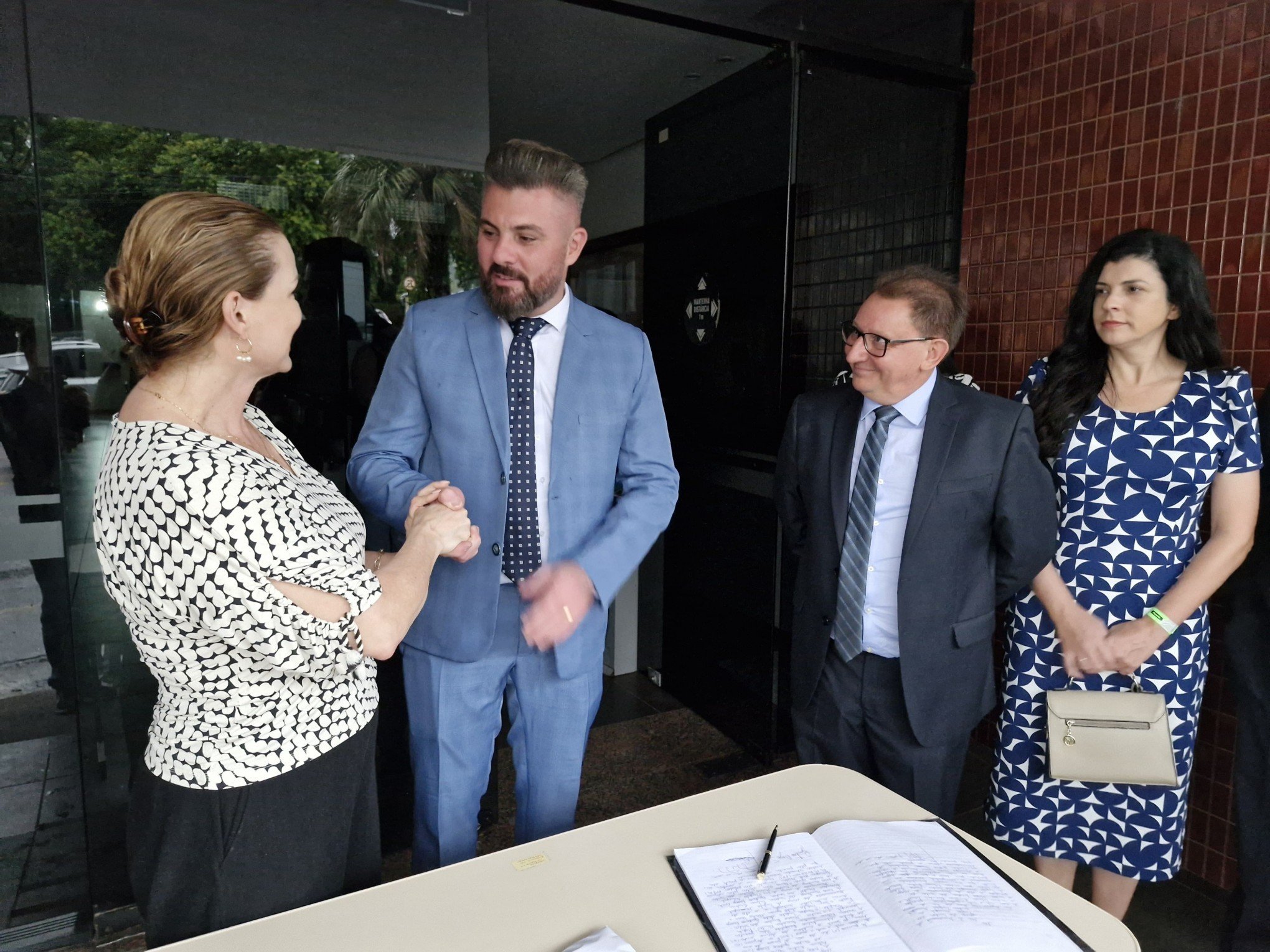 VÍDEO: Transmissão de cargo é realizada de forma improvisada na porta da Prefeitura de Novo Hamburgo