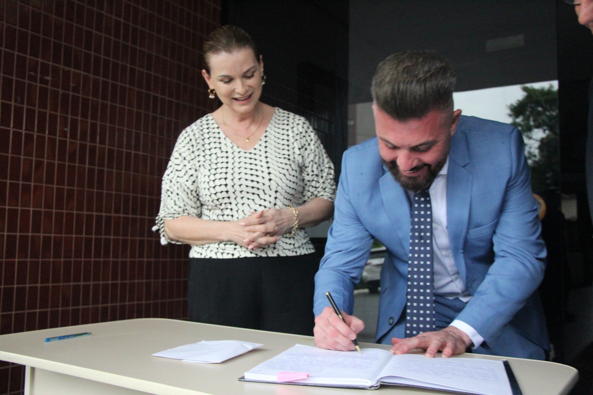 Finck assume Prefeitura de Novo Hamburgo com terno, sapatos e caneta recebidos de presente
