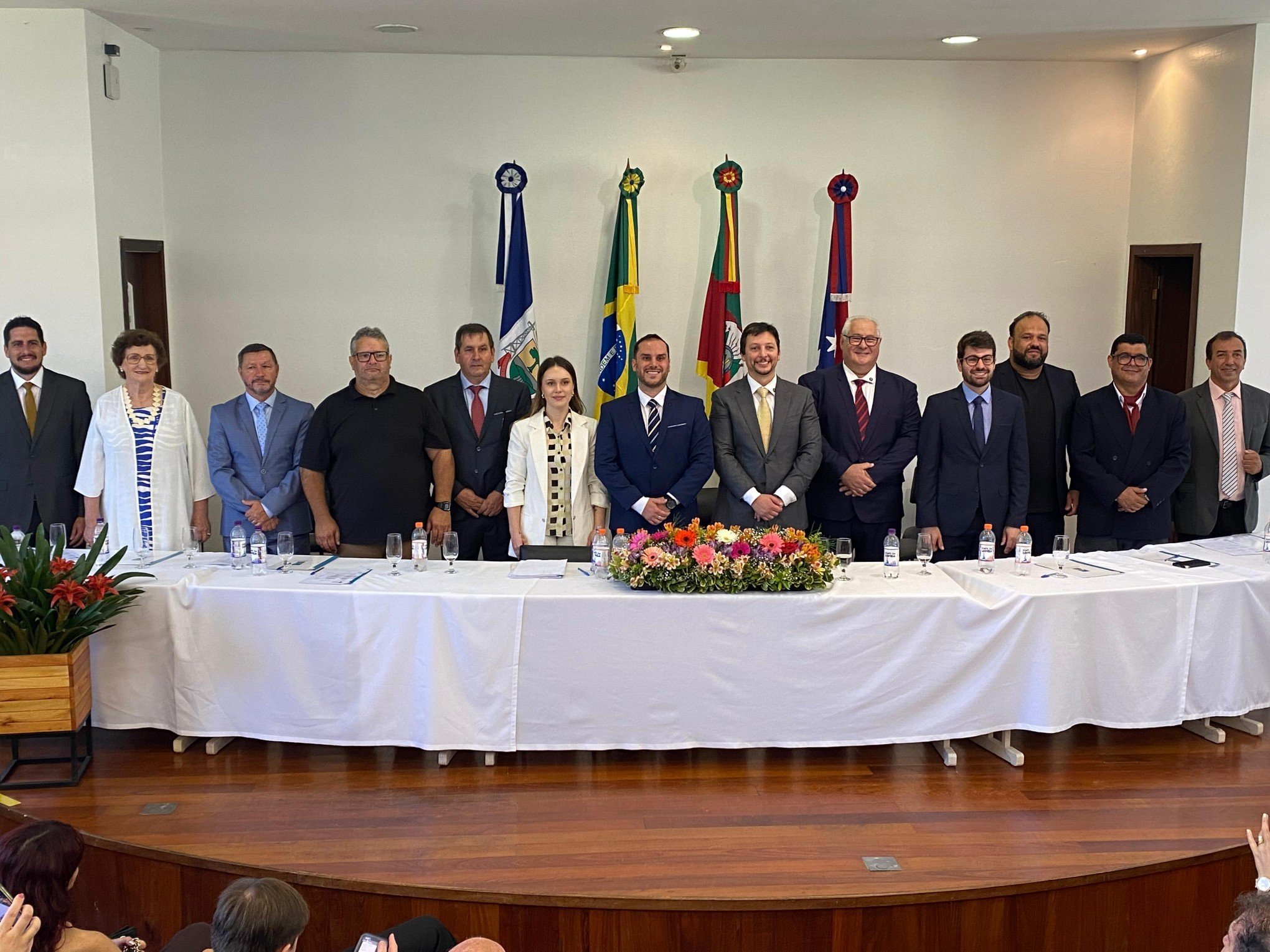 Canela tem novo prefeito, vice e vereadores empossados; mesa diretora é eleita