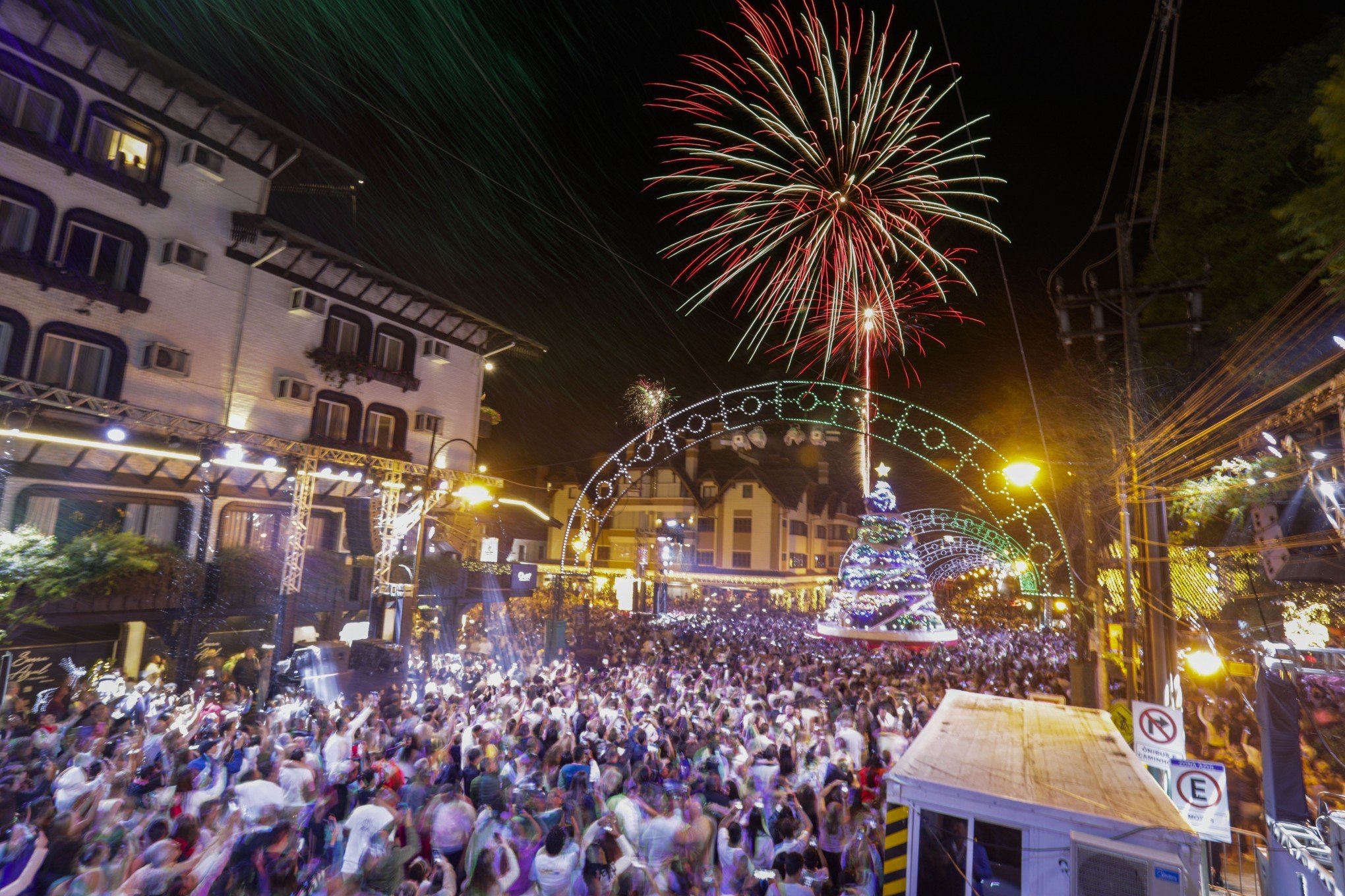 Com programação especial e fogos, Gramado reúne mais de 30 mil pessoas no Réveillon; veja fotos
