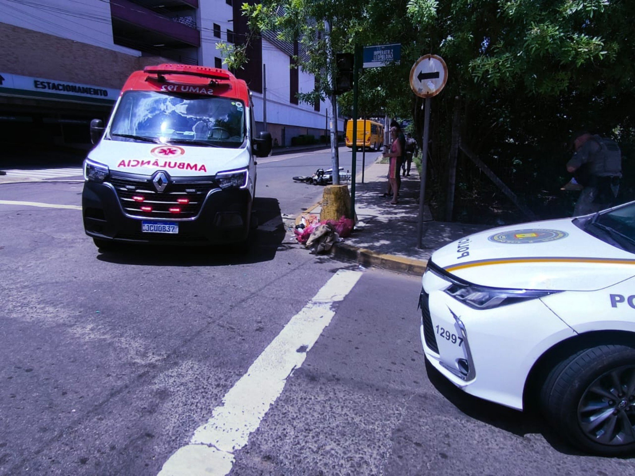 Motoboy cruza sinal vermelho e colide em ônibus em Novo Hamburgo