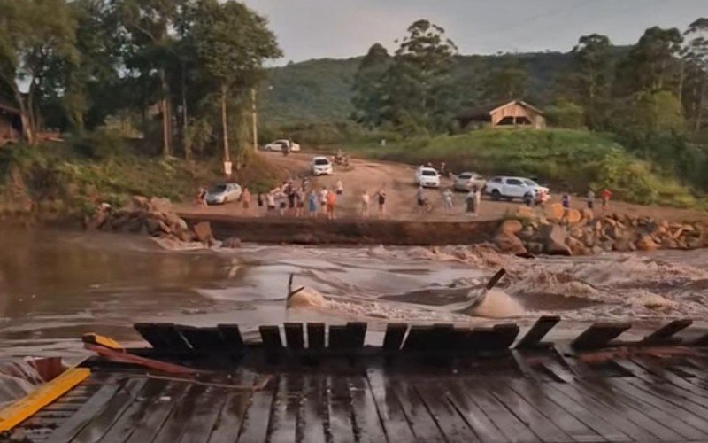 Ponte baixa com estrutura de contêineres foi fincanciada com esforços da comunidade | abc+