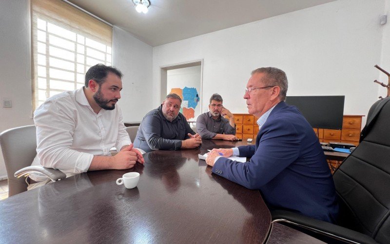 Airton Souza realiza reunião com secretários e chefe de Gabinete