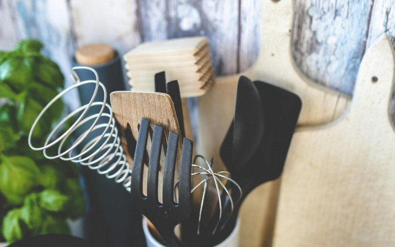 Plástico preto é usado em diversos produtos domésticos, desde colheres usadas na cozinha até brinquedos infantis | abc+