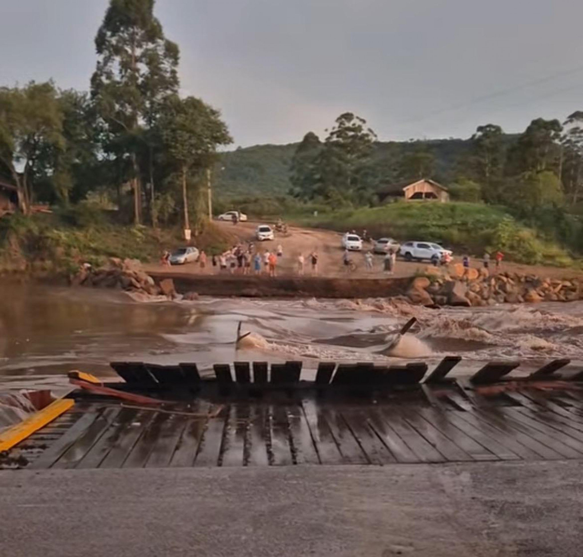 Ponte construída com doações após enchente é destruída no Vale do Caí; veja vídeo