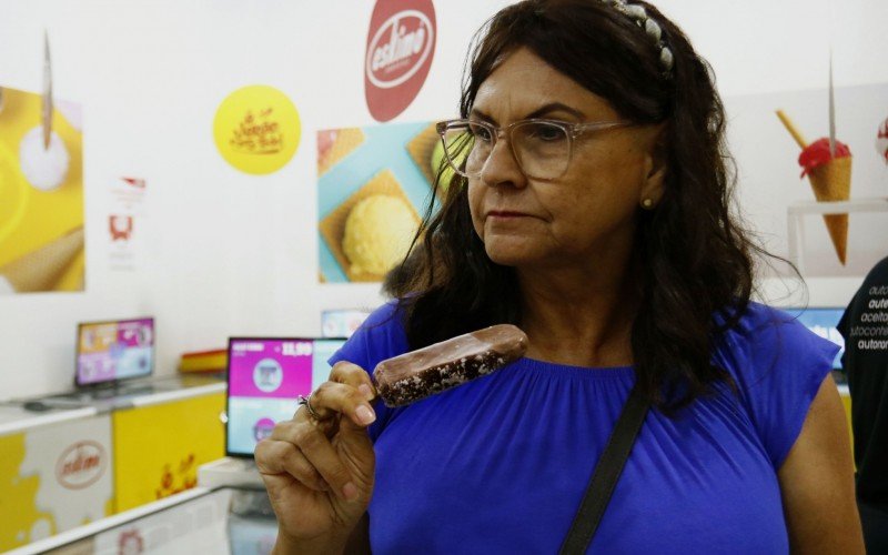Rosane Pinzon, cliente fiel da loja de sorvetes, sempre compra o picolé de chocolate | abc+