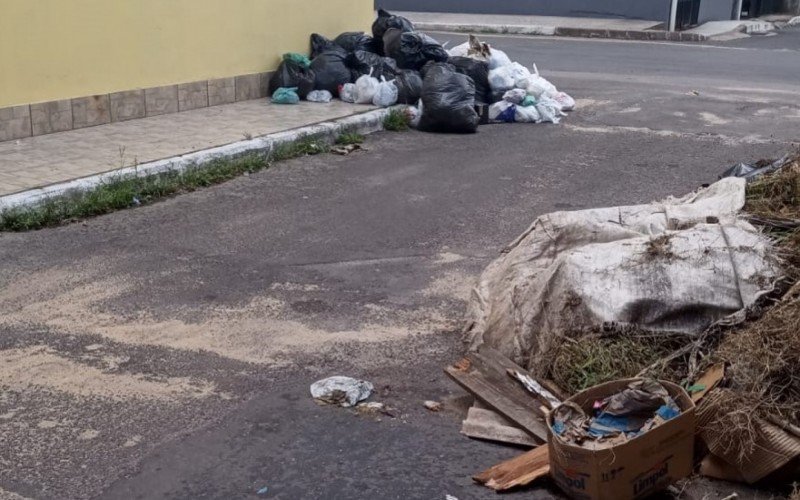 Entulhos se acumulam na Rua do Encontro, no loteamento Kephas, em Novo Hamburgo | abc+