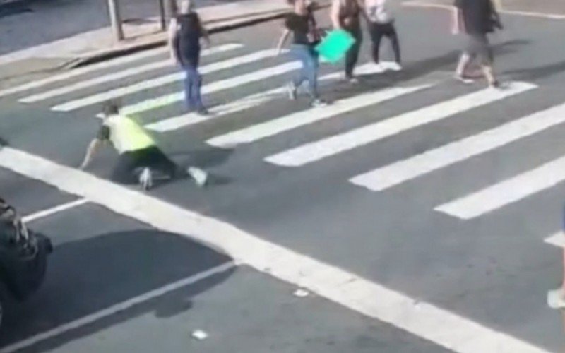 Imagens de câmeras de monitoramento mostram quando idoso tem paradas cardíacas ao atravessar rua em Curitiba | abc+