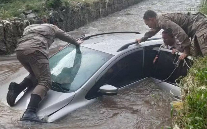 Carro caiu em rio e idoso precisou de resgate na grande Belo Horizonte no segundo dia do ano | abc+