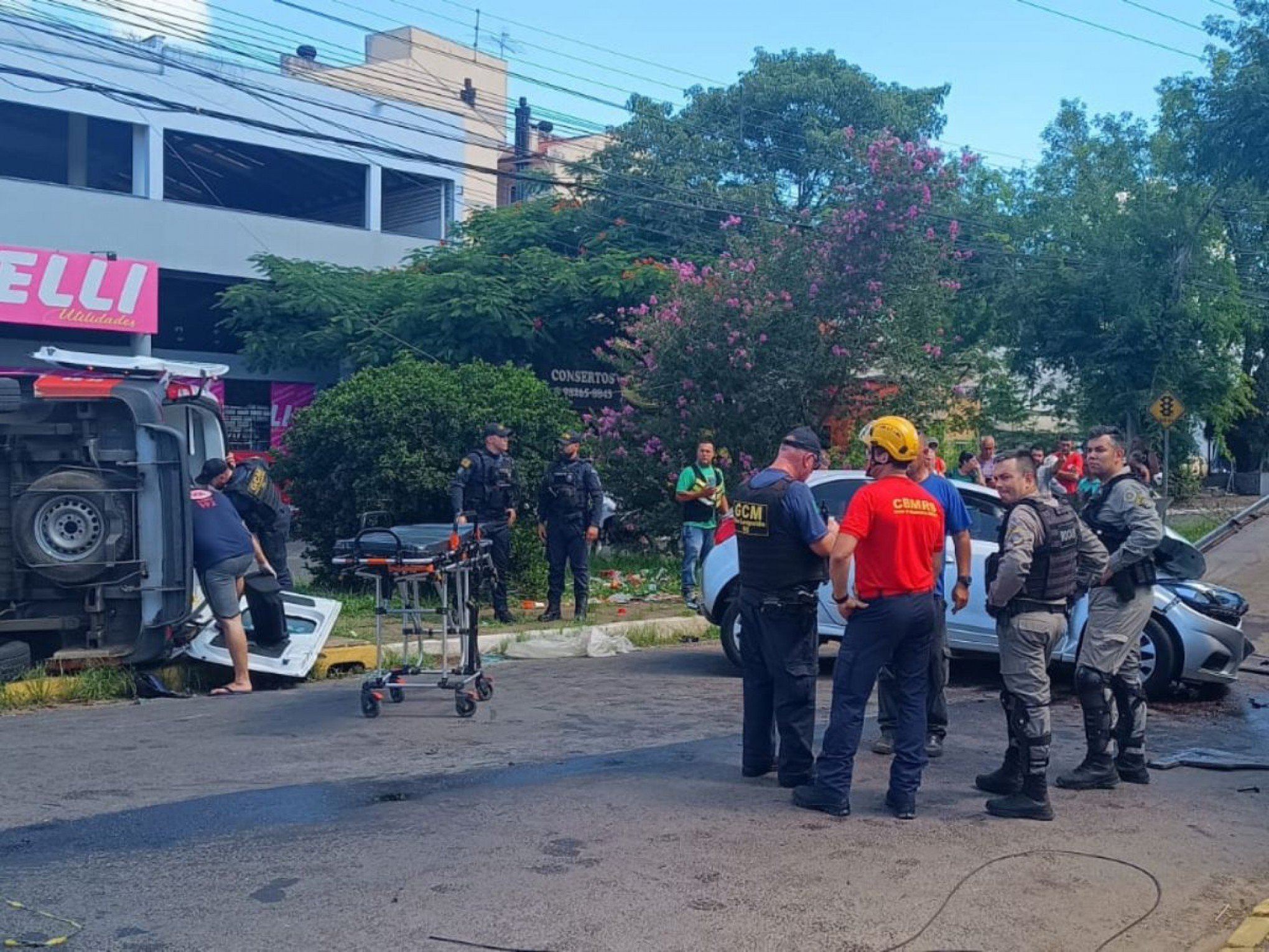 VÍDEO: Veja como ficou local do acidente entre carro roubado e ambulância em São Leopoldo