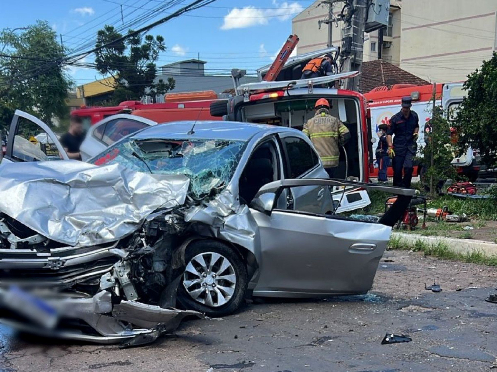 Carro bate contra ambulância em São Leopoldo e três pessoas ficam presas às ferragens