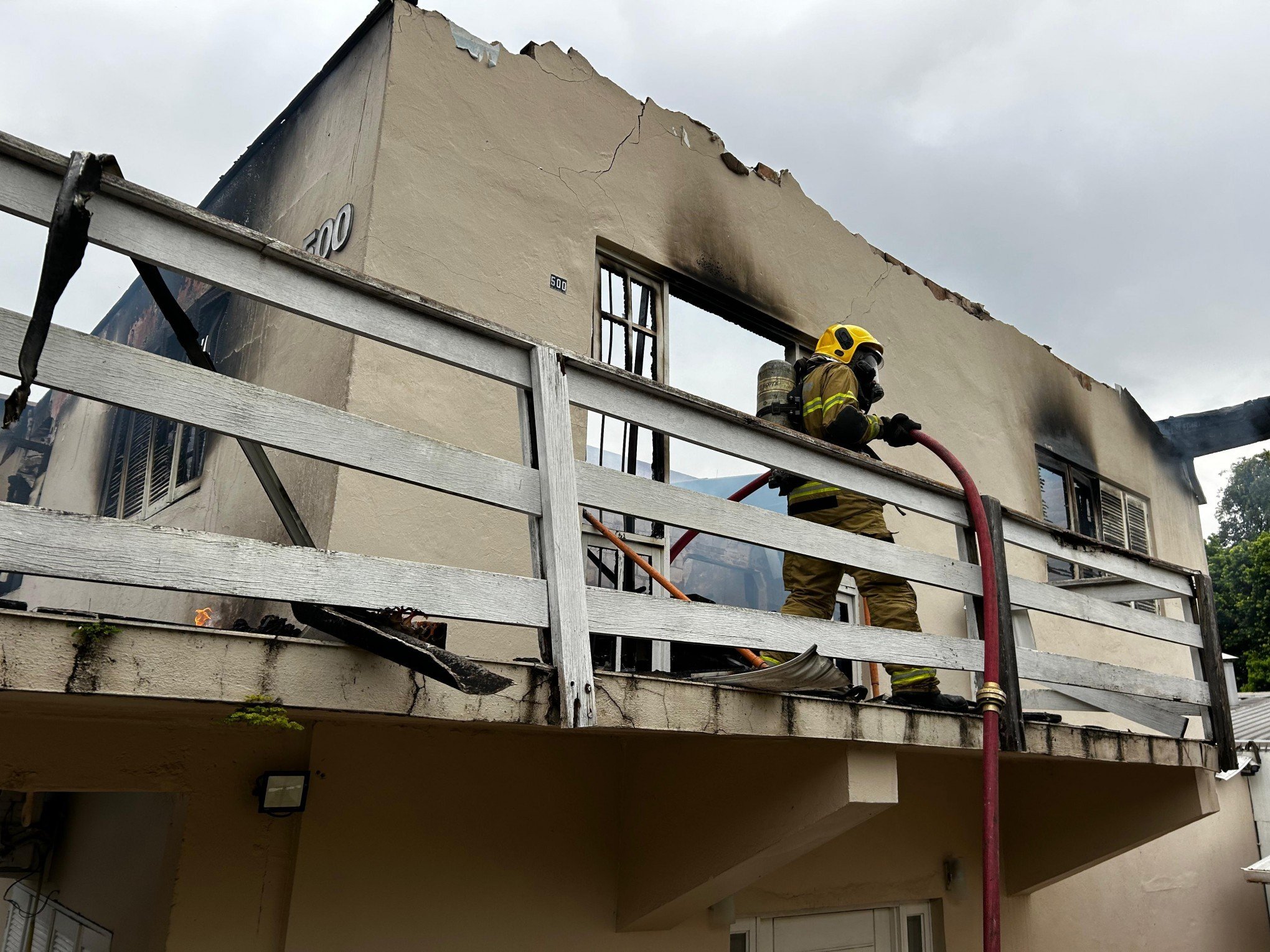 Incêndio destrói segundo piso de residência em Novo Hamburgo