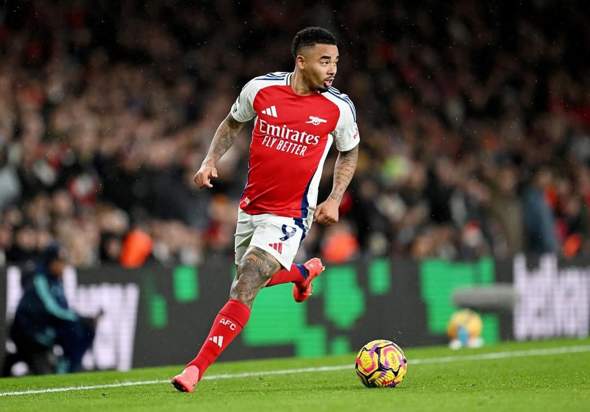 Gabriel Jesus esquece propostas e curte bom momento no Arsenal