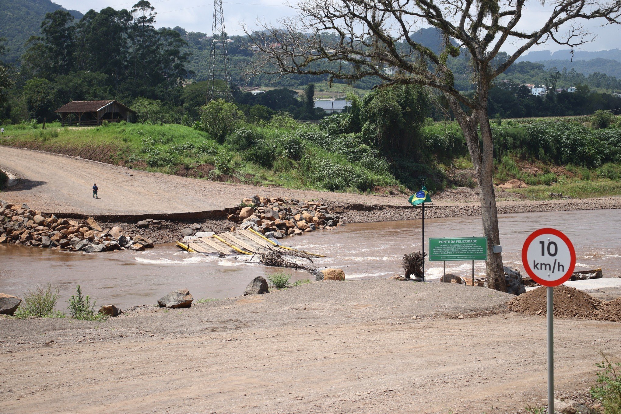 Após ponte emergencial ser destruída pela chuva, saiba quando será construída a nova ponte de Feliz