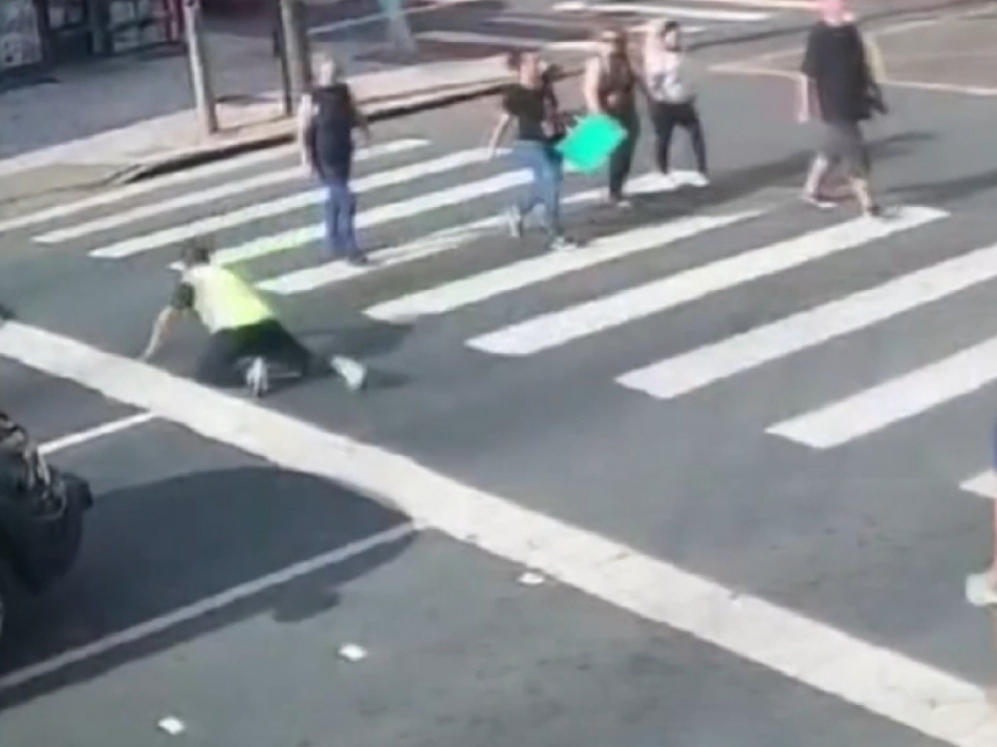 VÍDEO: Imagens mostram momento que idoso sofre 3 paradas cardíacas ao atravessar rua