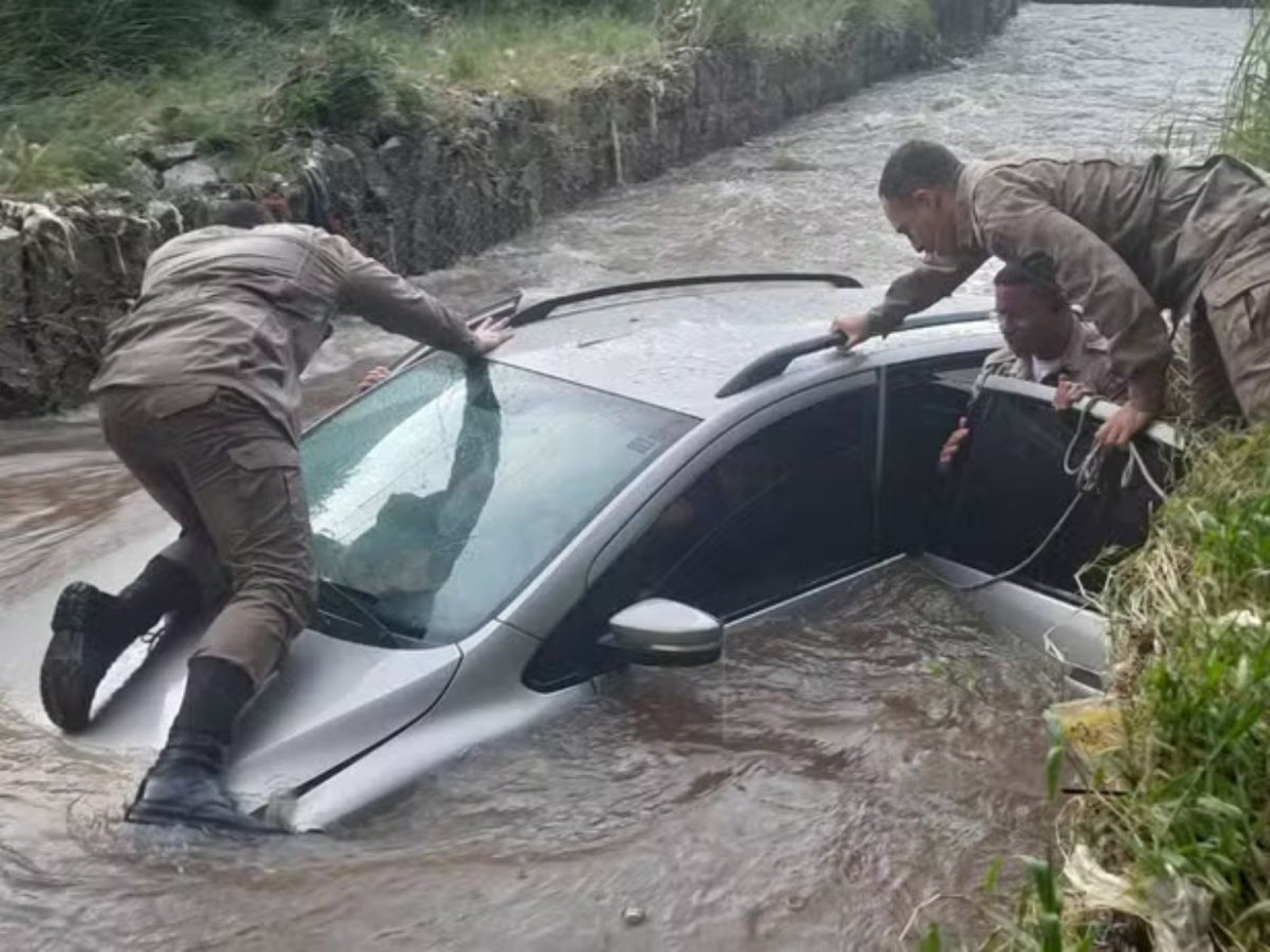 VÍDEO: Carro cai em rio e PMs precisam amarrar veículo com corda para salvar idoso; assista