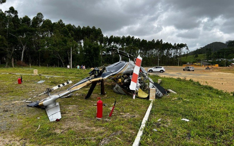 Helicóptero com cinco pessoas cai em Santa Catarina | abc+