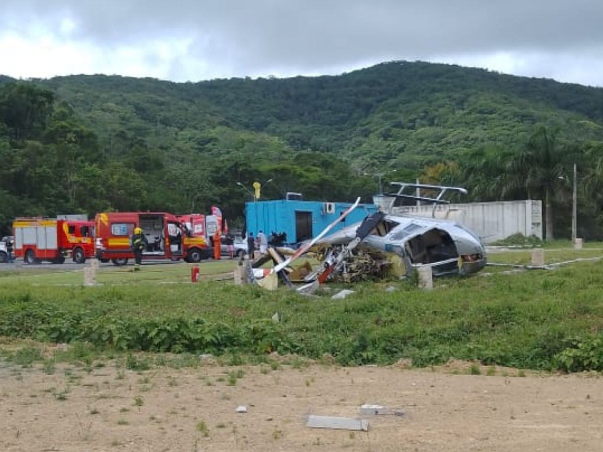 Vídeo mostra local da queda de helicóptero com 5 pessoas a bordo em Santa Catarina