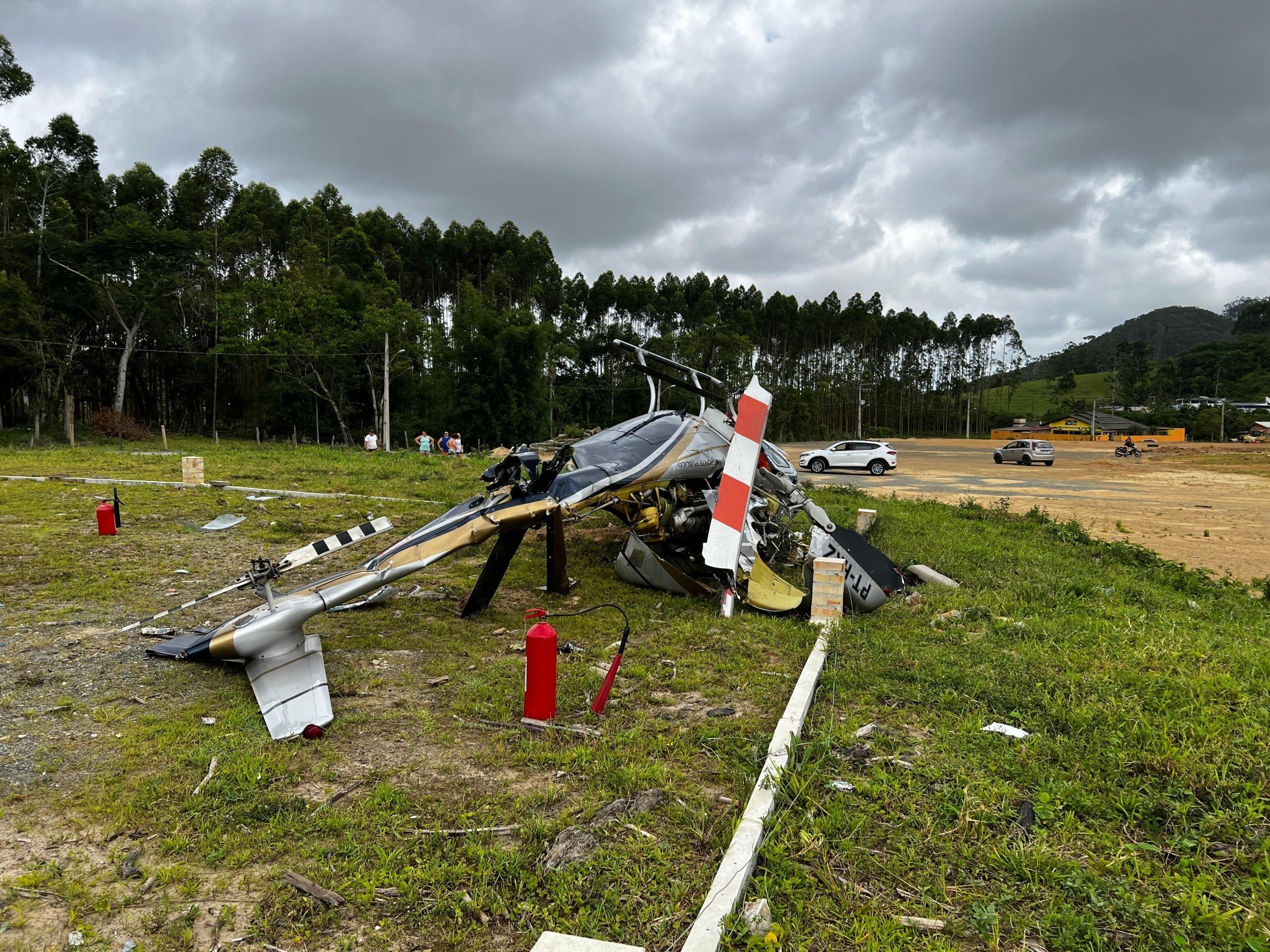 Helicóptero particular com 5 pessoas a bordo cai em Santa Catarina
