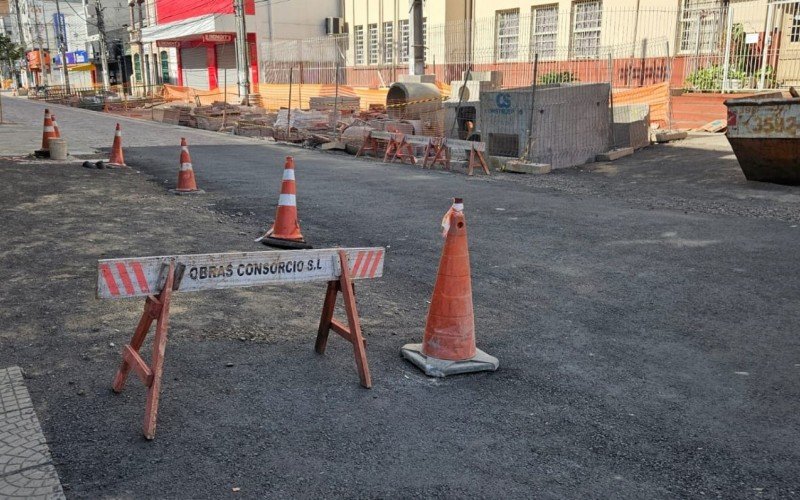 Trabalhos devem recomeçar pela quinta quadra da Rua Independência