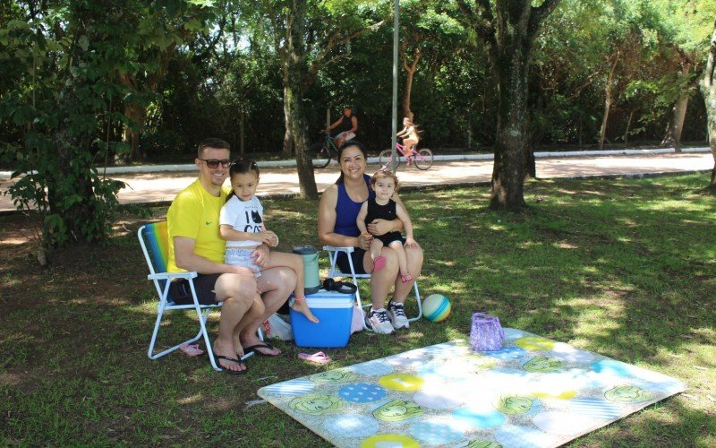 A família de Fabricio e Cristina costuma aproveitar os finais de semana no Parque Eduardo Gomes, em Canoas