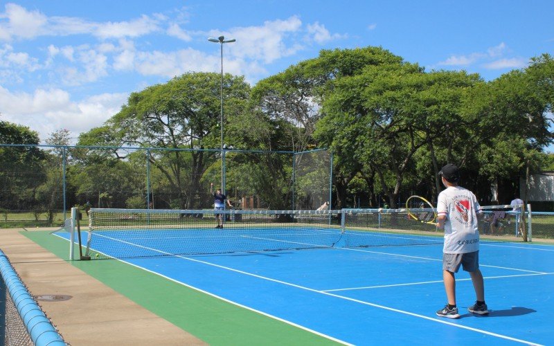O avô Sidney e o neto Caio gostam de jogar tênis em uma das quadras do Parque Eduardo Gomes