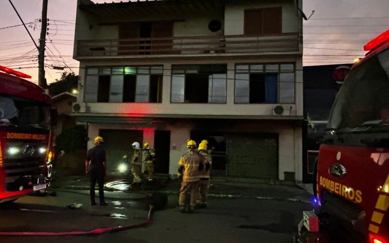 Prédio é atingido por incêndio às margens da BR-116 em Novo Hamburgo; veja fotos 