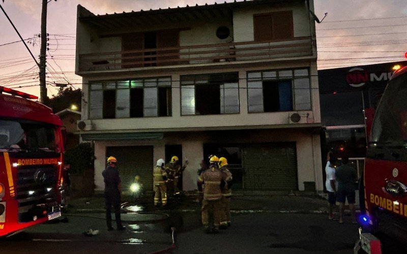 Prédio é atingido por incêndio às margens da BR-116 em Novo Hamburgo; veja fotos 