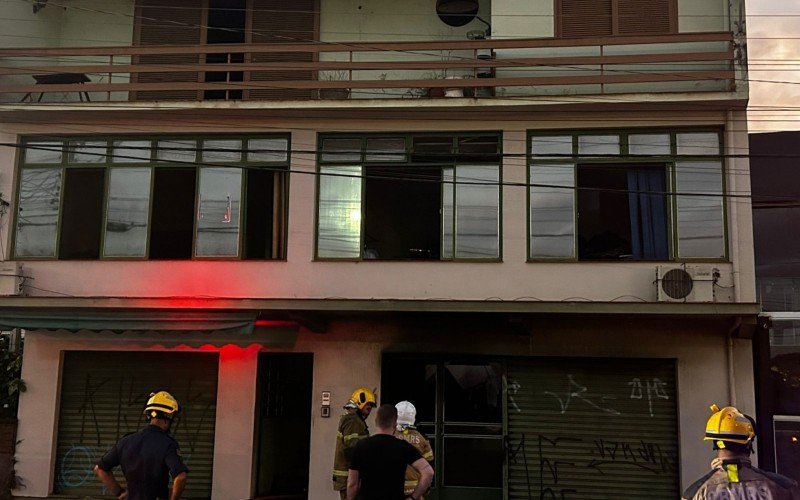 Prédio é atingido por incêndio às margens da BR-116 em Novo Hamburgo; veja fotos 