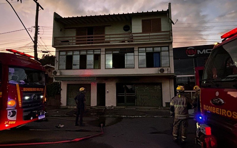 Prédio é atingido por incêndio às margens da BR-116 em Novo Hamburgo; veja fotos 
