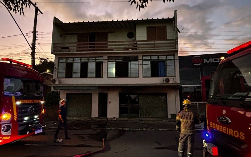 Prédio é atingido por incêndio às margens da BR-116 em Novo Hamburgo; veja fotos 