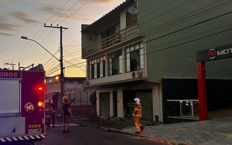 Prédio é atingido por incêndio às margens da BR-116 em Novo Hamburgo; veja fotos 