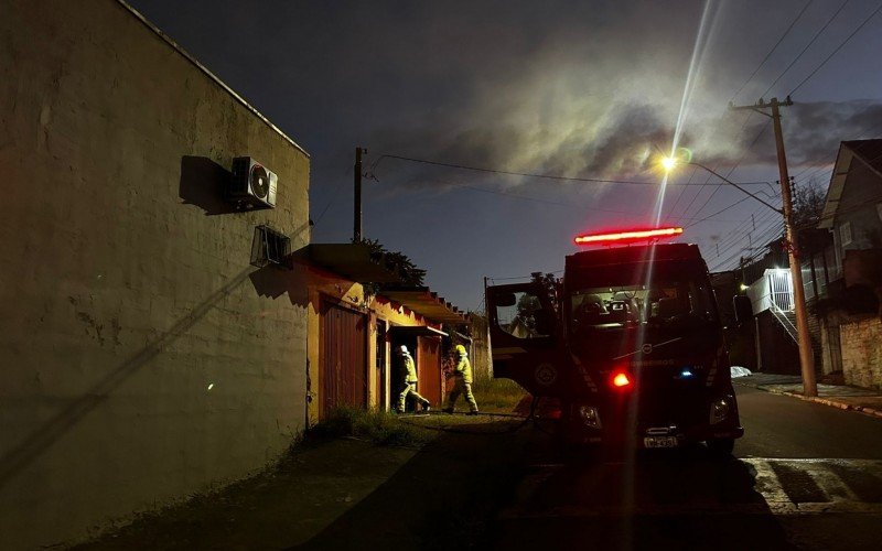 Incêndio no bairro Rincão assusta moradores no início da noite deste domingo 