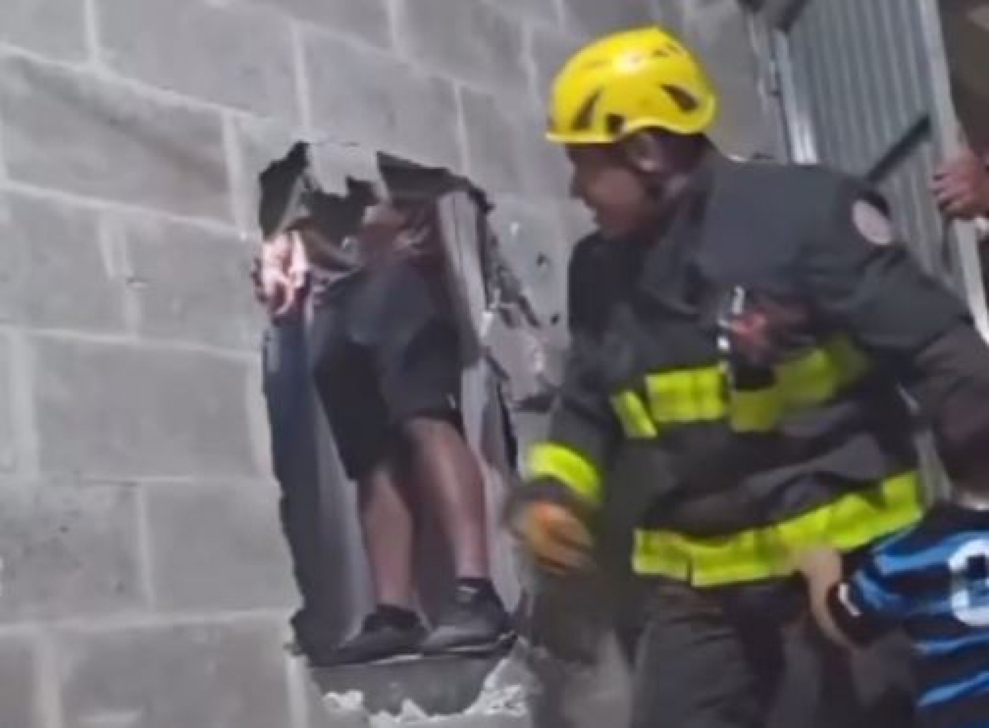 VÍDEO: Crianças e adultos ficam presos em elevador na Serra gaúcha