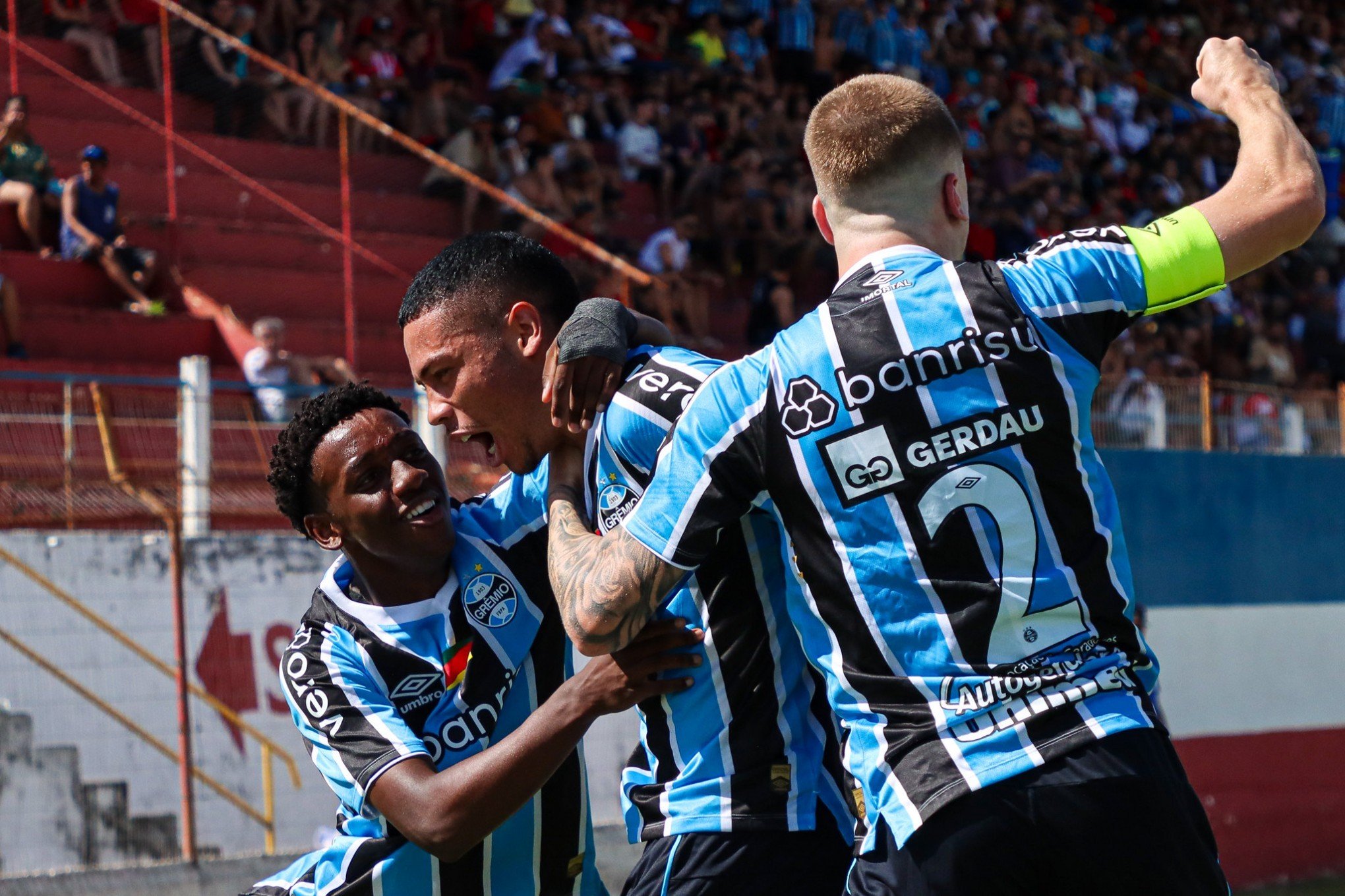 Grêmio se impõe e goleia na estreia da Copa São Paulo