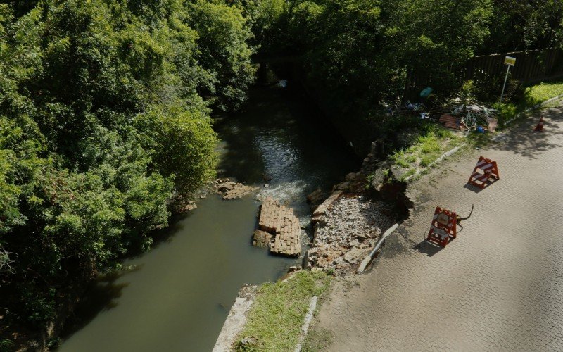 Erosão em via no Centro deixa tubulação da Sulgás exposta em Canoas