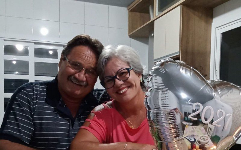 Zeli e o marido em comemoração ao ano-novo em 2021; homem faleceu em setembro de 2024 e terá corpo exumado para perícia