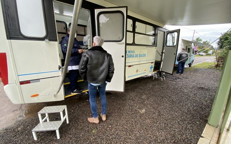 Ônibus e van do projeto Saúde na Estrada, em Portão