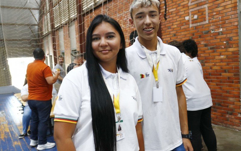 Os estudantes Gyselle e Brayan vão ser jovens aprendizes na SMEL a partir desta segunda-feira (6)
