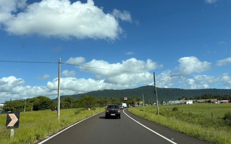 Trânsito na Estrada do Mar, sentido litoral-capital, próximo a Osório