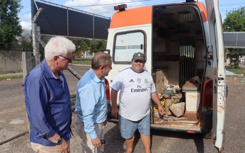 Claudio Giacomini, Heliomar Franco e Alexandre mostram o estado da unidade