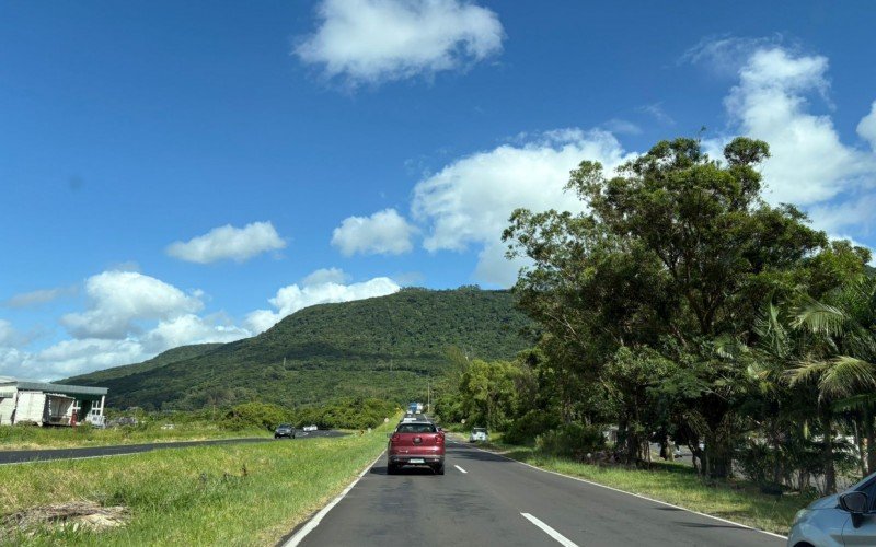 Movimento na ERS-030, em Osório, no fim da manhã desta segunda-feira