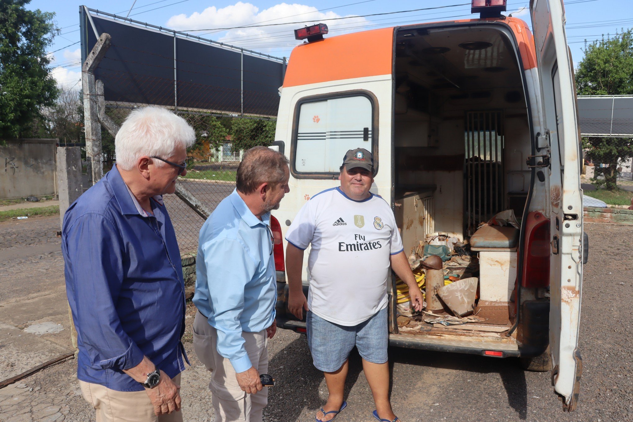 Parceria garante limpeza de van da Secretaria de Proteção Animal afetada pela cheia