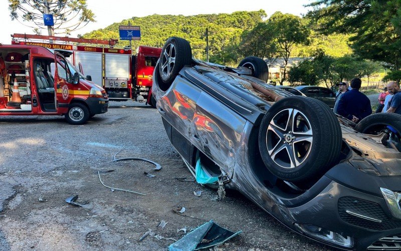 Carro capotou ao colidir com outro veículo, em Canela, na RS-235